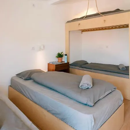 Surfbase Lisbon Hostal